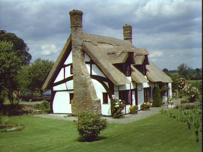 CROW'S NEST COTTAGE, HOCKLIFFE